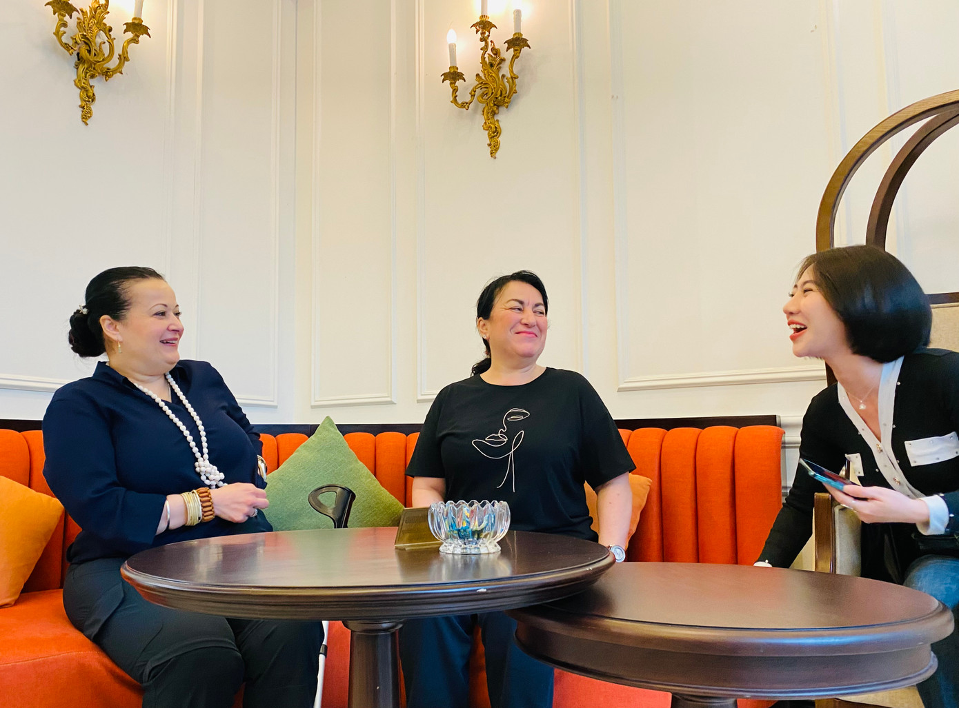 Hai chị em Badia Maidat - Siham Maidat trò chuyện vui vẻ với chị Nguyễn Trà My - phiên dịch của Đại sứ quán Algeria tại Việt Nam. Ảnh: Thái An. Hai chị em Badia Maidat - Siham Maidat trò chuyện vui vẻ với chị Nguyễn Trà My - phiên dịch của Đại sứ quán Algeria tại Việt Nam. Ảnh: Thái An.