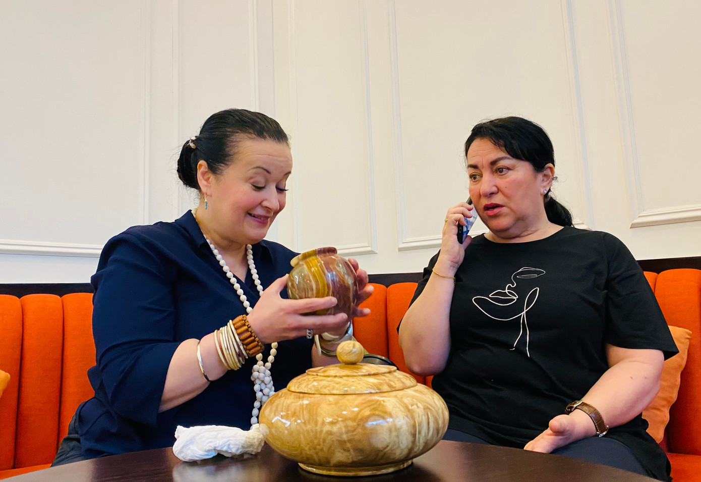 Thanh tra du lịch Siham Maidat tò mò tìm hiểu bình hoa làm bằng đá onyx. Ảnh: Thái An. Thanh tra du lịch Siham Maidat tò mò tìm hiểu bình hoa làm bằng đá onyx. Ảnh: Thái An.