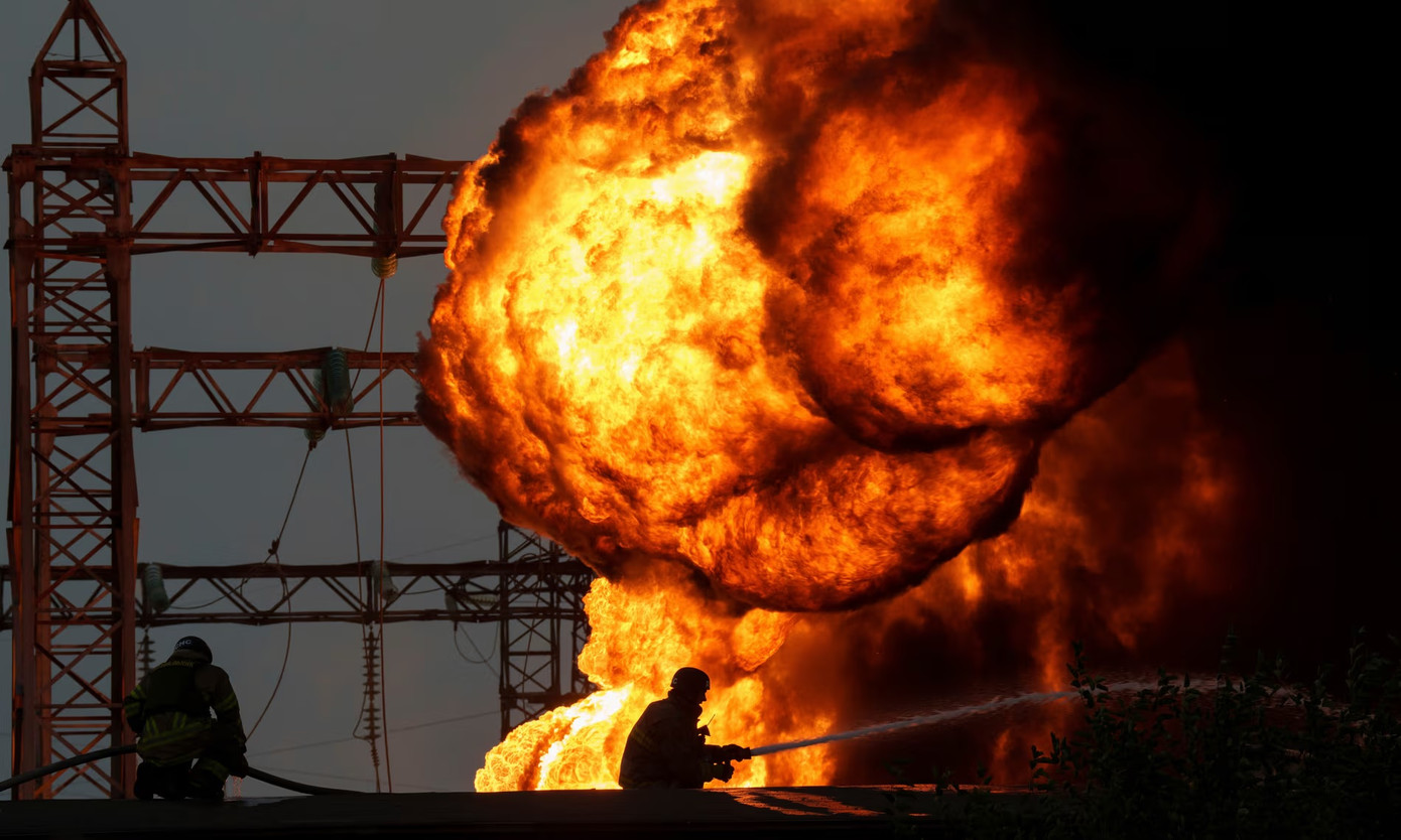 Các nhân viên cứu hộ dập tắt đám cháy tại một trạm biến áp điện ở vùng Dnipropetrovsk tại Ukraine sau vụ ném bom của Nga vào tháng 9/2024. Ảnh: AP.