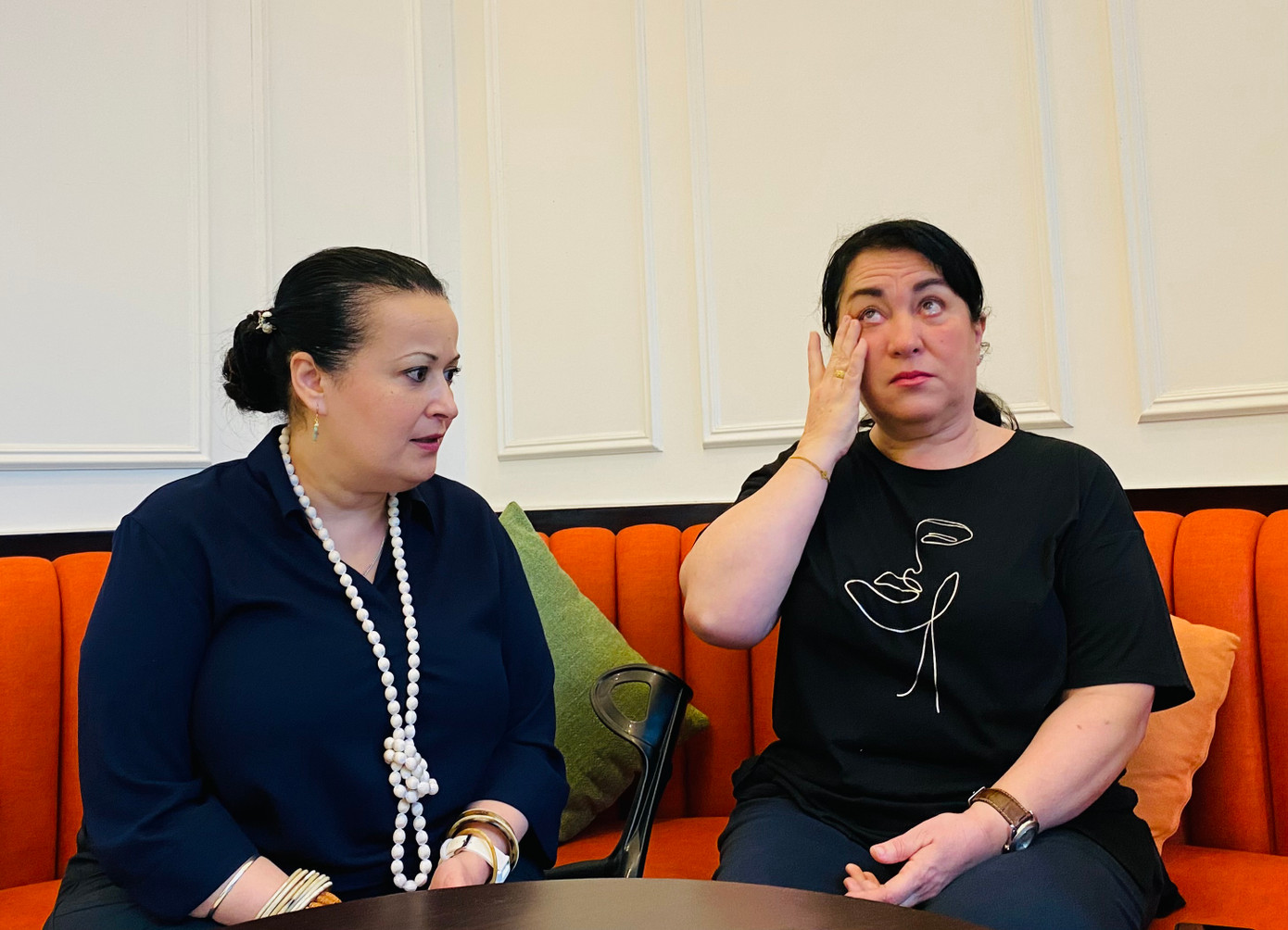 Họa sĩ Badia Maidat (phải) xúc động khi em gái Siham Maidat nhắc đến bố - nhà báo Mahmoud Maidat hy sinh ở Sóc Sơn, Hà Nội ngày 8/3/1974. Ảnh: Thái An. Họa sĩ Badia Maidat (phải) xúc động khi em gái Siham Maidat nhắc đến bố - nhà báo Mahmoud Maidat hy sinh ở Sóc Sơn, Hà Nội ngày 8/3/1974. Ảnh: Thái An.