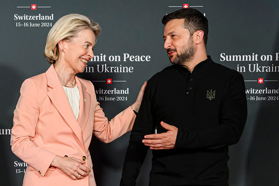 Chủ tịch Ủy ban châu Âu Ursula von der Leyen nói chuyện với Tổng thống Ukraine Volodymyr Zelensky năm 2024 tại Thụy Sĩ. Ảnh: Getty Images. Chủ tịch Ủy ban châu Âu Ursula von der Leyen nói chuyện với Tổng thống Ukraine Volodymyr Zelensky năm 2024 tại Thụy Sĩ. Ảnh: Getty Images.