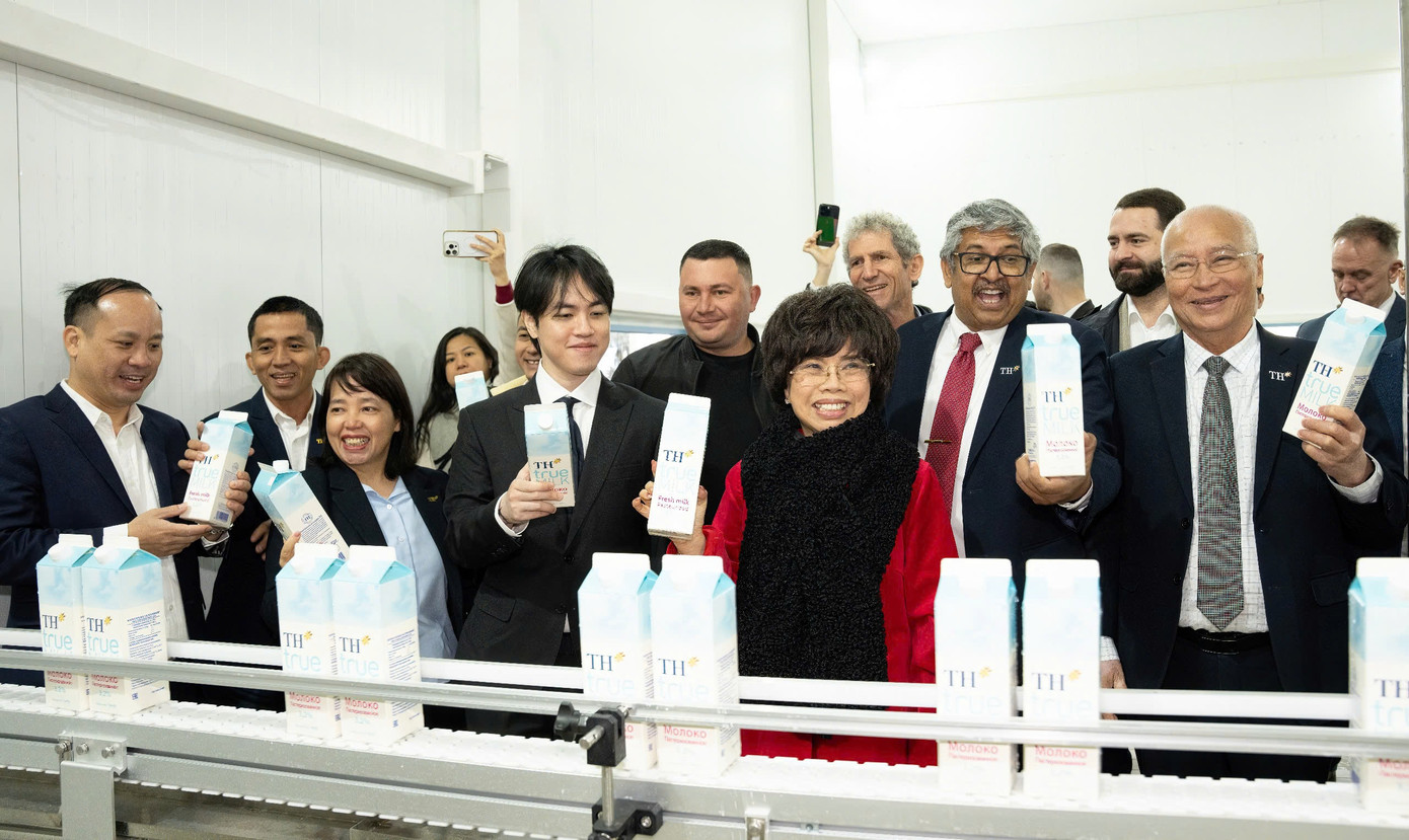 Anh hùng lao động Thái Hương và ban lãnh đạo Tập đoàn TH với những hộp sữa đầu tiên được sản xuất tại Nga.