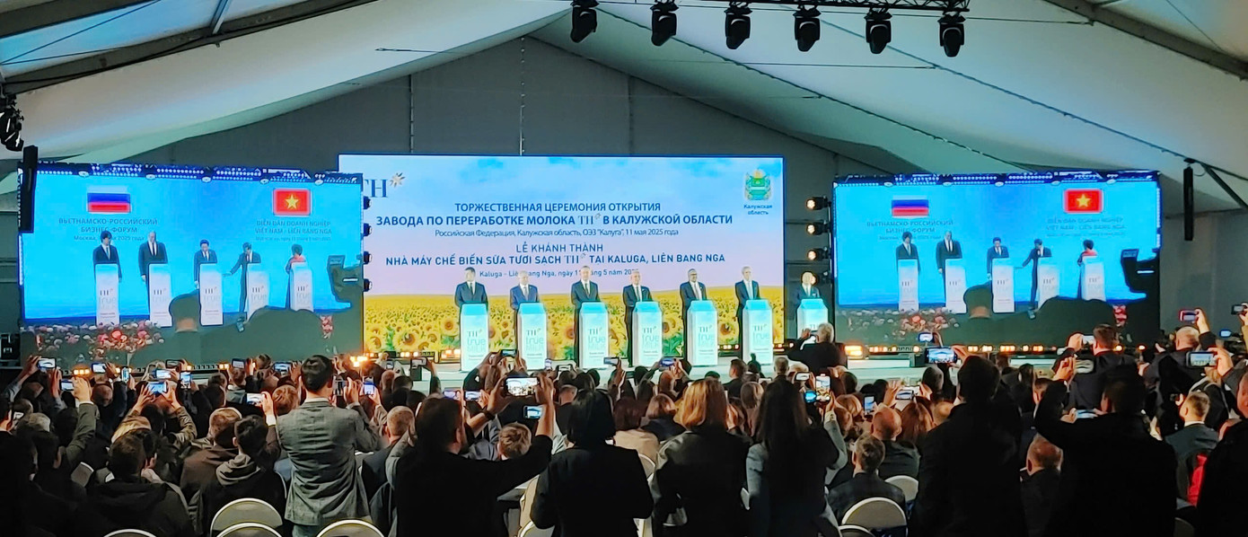 Nghi thức bấm nút khánh thành nhà máy chế biến sữa của Tập đoàn TH tại Liên bang Nga