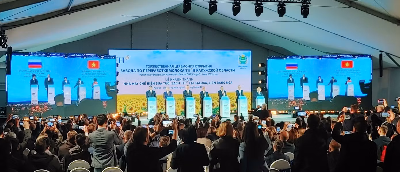 Nghi thức bấm nút khánh thành nhà máy chế biến sữa của Tập đoàn TH tại Liên bang Nga