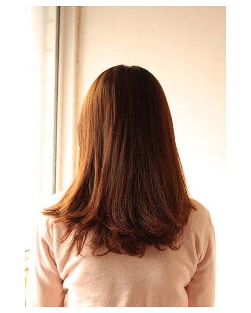 Để xõa tóc và chải mượt Lấy một phần tóc bên trái tết xuôi xuống Sau đó cột lại bằng chun hơi lệch sang bên cho điệu nhé! Tiếp theo, bạn tách đôi tóc ra và lộn phần đuôi tóc lên trên rồi luồn xuống dưới Phần đuôi tóc cuốn gọn lại hướng lên trên và lấy kẹp tăm, ghim chắc Và đây là kết quả của chúng ta. Hãy sử dụng thêm những phụ kiện như nơ, kẹp hoa xinh xắn để cài lên tóc. Để xõa tóc và chải mượt Lấy một phần tóc bên trái tết xuôi xuống Sau đó cột lại bằng chun hơi lệch sang bên cho điệu nhé! Tiếp theo, bạn tách đôi tóc ra và lộn phần đuôi tóc lên trên rồi luồn xuống dưới Phần đuôi tóc cuốn gọn lại hướng lên trên và lấy kẹp tăm, ghim chắc Và đây là kết quả của chúng ta. Hãy sử dụng thêm những phụ kiện như nơ, kẹp hoa xinh xắn để cài lên tóc.