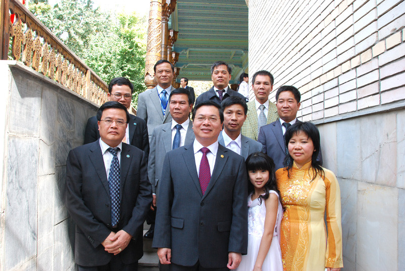 Thành viên đoàn thăm vui vẻ ghi hình với các doanh nhân Việt thành đạt