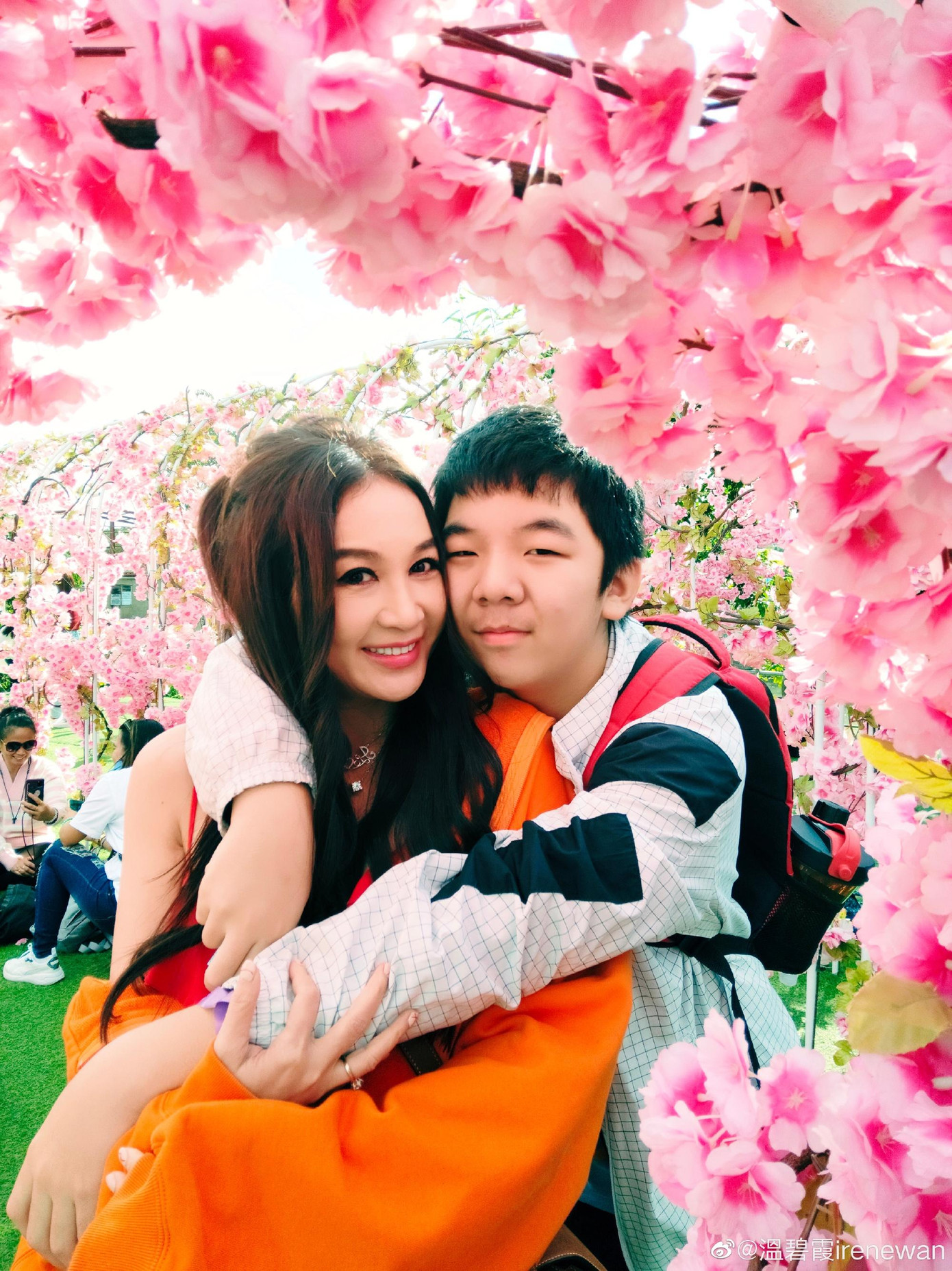 Cặp đôi không sinh con mà nhận nuôi một bé trai, tên Xavier.