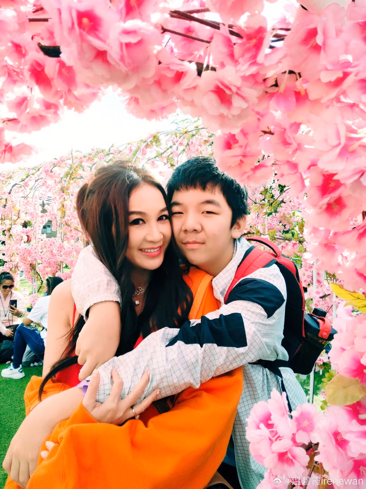 Cặp đôi không sinh con mà nhận nuôi một bé trai, tên Xavier.