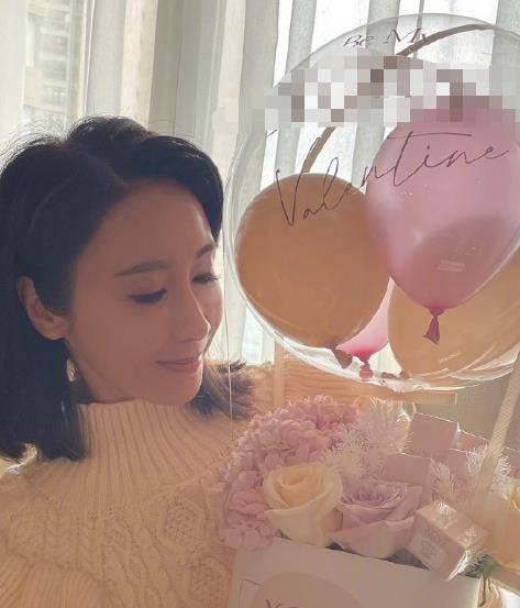 “Đệ nhất mỹ nhân TVB” Lê Tư cũng đón Lễ Tình nhân trên mạng xã hội. “Lễ Tình nhân không chỉ là ngày lễ của những người yêu nhau, còn là lúc chúng ta gửi gắm nỗi lòng của mình cho những người bạn của mình. Món quà này mình chuẩn bị cho các bạn gái cũng không tồi phải không nào?”, cô viết. “Đệ nhất mỹ nhân TVB” Lê Tư cũng đón Lễ Tình nhân trên mạng xã hội. “Lễ Tình nhân không chỉ là ngày lễ của những người yêu nhau, còn là lúc chúng ta gửi gắm nỗi lòng của mình cho những người bạn của mình. Món quà này mình chuẩn bị cho các bạn gái cũng không tồi phải không nào?”, cô viết.