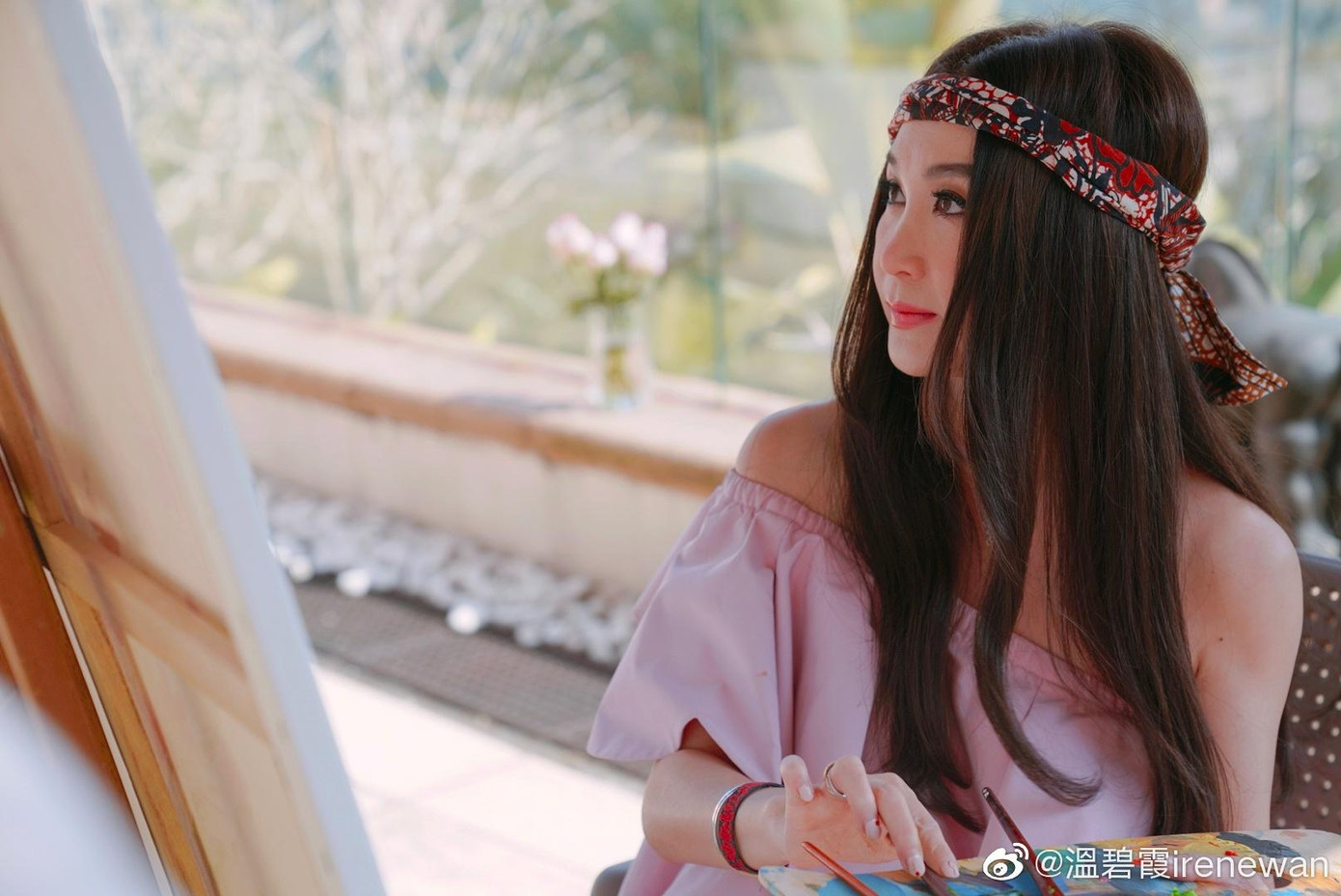 Cô thường mặc trang phục có màu sắc tươi sáng, bèo nhún và bồng bềnh, lộ vai trần cùng đôi chân nuột nà. Cô thích kiểu tóc rẽ ngôi giữa, buông xoã tự nhiên.