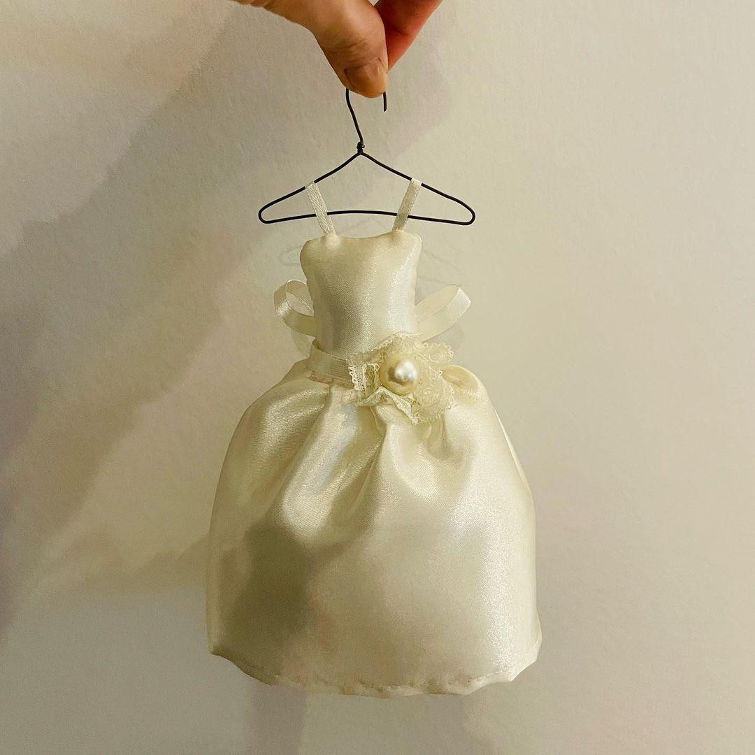 Son Ye Jin đăng ảnh chụp váy cưới tí hon xác nhận sắp về chung một nhà với Hyun Bin. Son Ye Jin đăng ảnh chụp váy cưới tí hon xác nhận sắp về chung một nhà với Hyun Bin.