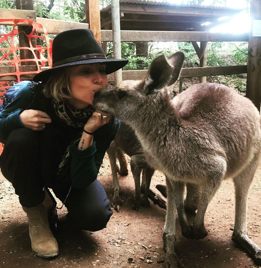 “Thần Sấm” Chris Hemsworth chọc cười dân mạng với bức ảnh bà xã Elsa Pataky hôn một con kangaroo. “Chúc mừng Valentine, bé cưng. Chúc hai người có thêm nhiều giây phút hạnh phúc như thế này”, anh viết.