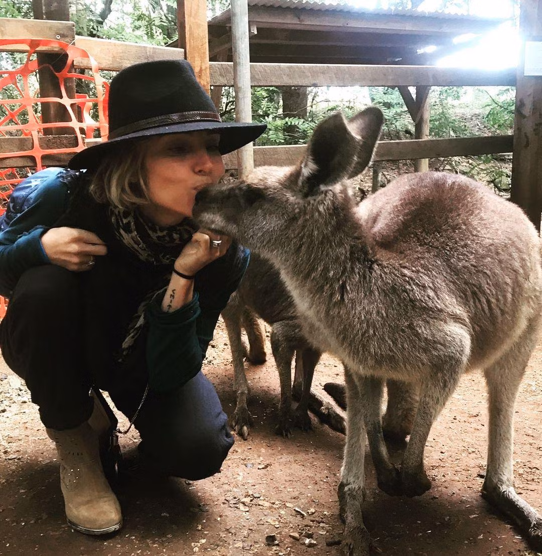 “Thần Sấm” Chris Hemsworth chọc cười dân mạng với bức ảnh bà xã Elsa Pataky hôn một con kangaroo. “Chúc mừng Valentine, bé cưng. Chúc hai người có thêm nhiều giây phút hạnh phúc như thế này”, anh viết. “Thần Sấm” Chris Hemsworth chọc cười dân mạng với bức ảnh bà xã Elsa Pataky hôn một con kangaroo. “Chúc mừng Valentine, bé cưng. Chúc hai người có thêm nhiều giây phút hạnh phúc như thế này”, anh viết.