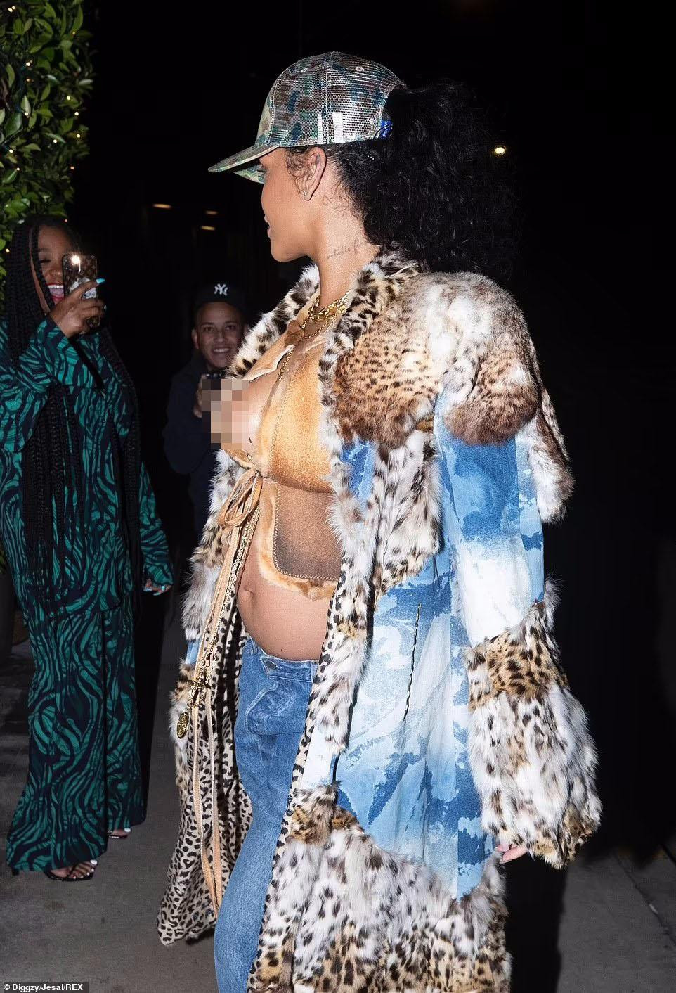 Tuy nhiên, nhiều dân mạng chỉ trích giọng ca &quot;Diamonds&quot; không quan tâm đến sức khoẻ thai nhi, liên tục phơi bụng bầu giữa trời lạnh, còn đi cao gót và trang điểm đậm.