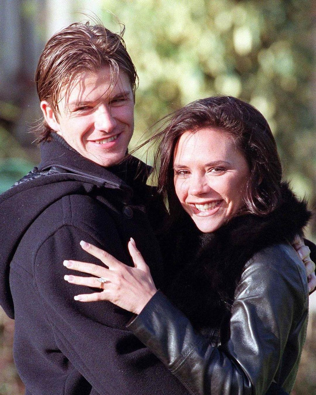 David Beckham chia sẻ ảnh thời trẻ chụp cùng vợ Victoria và ảnh ôm con gái út, kèm lời chúc ngọt ngào: “Valentine hạnh phúc đến những cô gái của tôi. Hai phụ nữ xinh đẹp và mạnh mẽ. Harper hãy nhớ bố sẽ luôn luôn là người yêu của con. Yêu em Victoria Beckham”.