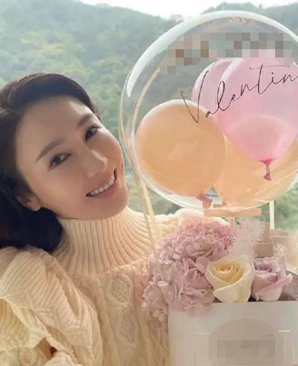 “Đệ nhất mỹ nhân TVB” Lê Tư cũng đón Lễ Tình nhân trên mạng xã hội. “Lễ Tình nhân không chỉ là ngày lễ của những người yêu nhau, còn là lúc chúng ta gửi gắm nỗi lòng của mình cho những người bạn của mình. Món quà này mình chuẩn bị cho các bạn gái cũng không tồi phải không nào?”, cô viết. “Đệ nhất mỹ nhân TVB” Lê Tư cũng đón Lễ Tình nhân trên mạng xã hội. “Lễ Tình nhân không chỉ là ngày lễ của những người yêu nhau, còn là lúc chúng ta gửi gắm nỗi lòng của mình cho những người bạn của mình. Món quà này mình chuẩn bị cho các bạn gái cũng không tồi phải không nào?”, cô viết.