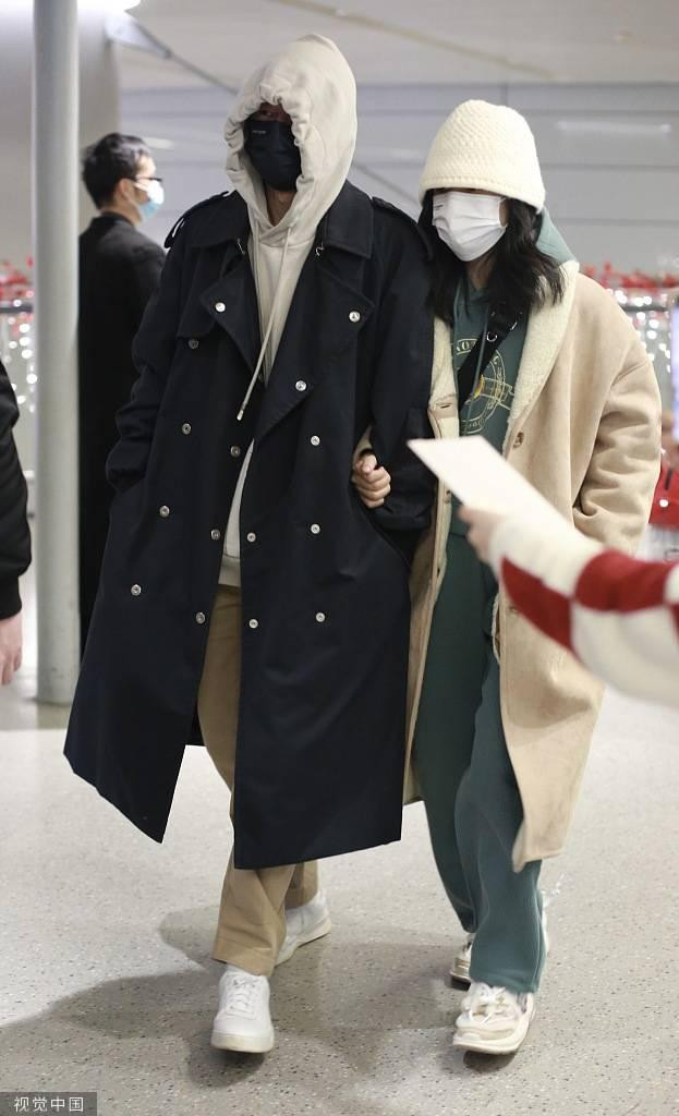 Vợ chồng Tạ Na – Trương Kiệt lần đầu lộ diện sau ồn ào bị tố “bùng kèo”, uy hiếp môi giới bất động sản khi mua một căn nhà tại Thượng Hải. Bất chấp scandal, đôi vợ chồng đình đám showbiz Hoa ngữ đi sát cạnh nhau, khoác tay tình tứ tại sân bay. Vợ chồng Tạ Na – Trương Kiệt lần đầu lộ diện sau ồn ào bị tố “bùng kèo”, uy hiếp môi giới bất động sản khi mua một căn nhà tại Thượng Hải. Bất chấp scandal, đôi vợ chồng đình đám showbiz Hoa ngữ đi sát cạnh nhau, khoác tay tình tứ tại sân bay.