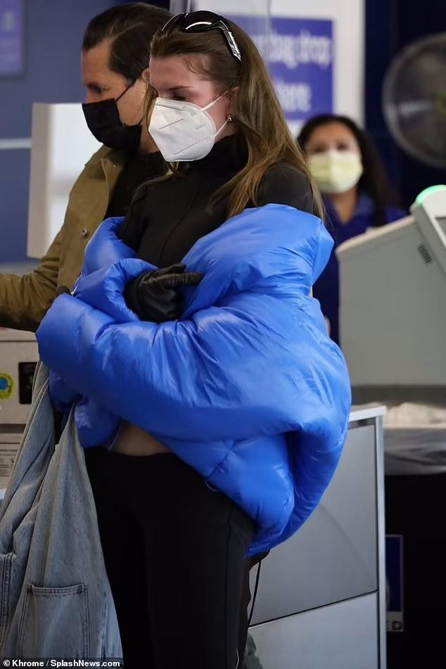 Julia mệt mỏi tại sân bay Los Angeles. Julia mệt mỏi tại sân bay Los Angeles.