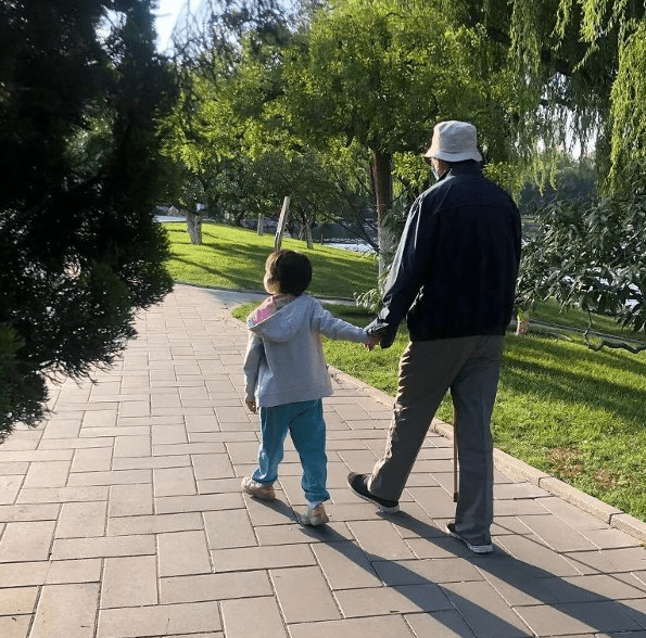 Thang Duy đăng ảnh bố và con gái cô vào ngày sinh nhật lần thứ 42, không có sự xuất hiện của chồng.