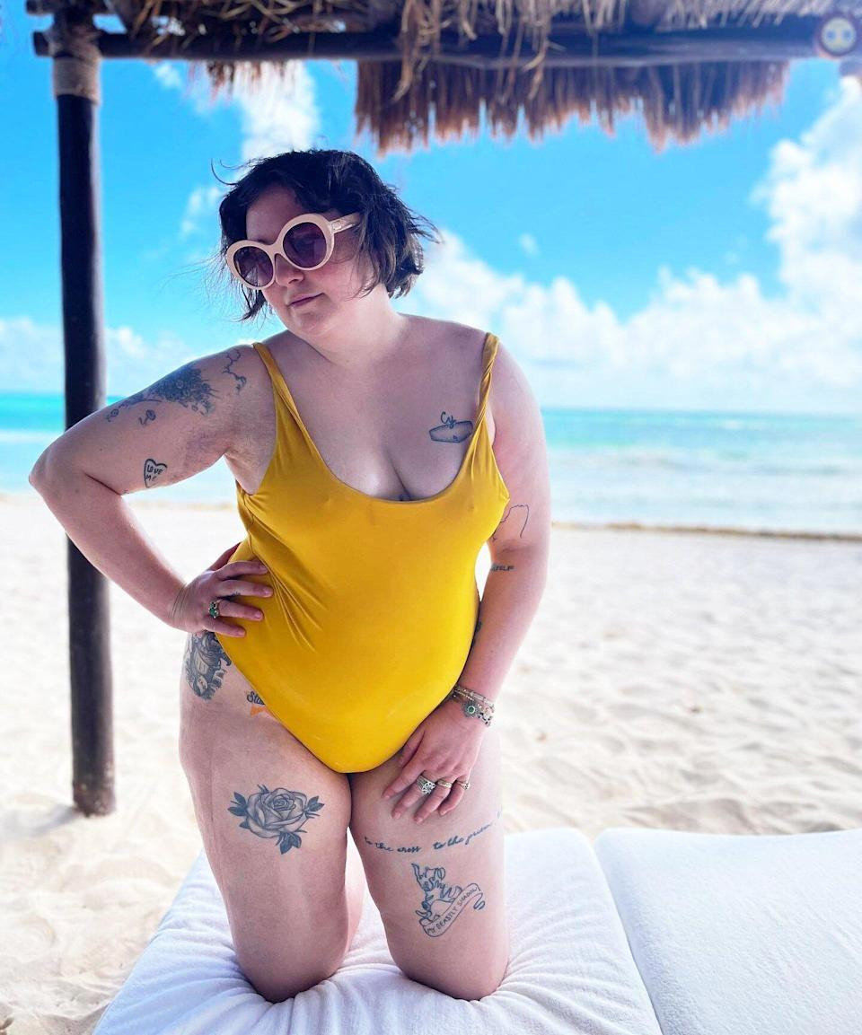 Nhà văn Lena Dunham để lộ cơ thể nhiều hình xăm trong một chuyến đi chơi biển với chồng Luis Felber. Nhà văn Lena Dunham để lộ cơ thể nhiều hình xăm trong một chuyến đi chơi biển với chồng Luis Felber.
