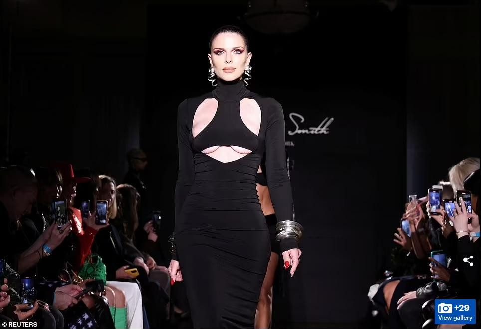 Hôm thứ Hai (14/2), Julia Fox mở màn cho show diễn cho bộ sưu tập mùa thu 2022 của nhà thiết kế LaQuan Smith trong khuôn khổ Tuần lễ thời trang New York.