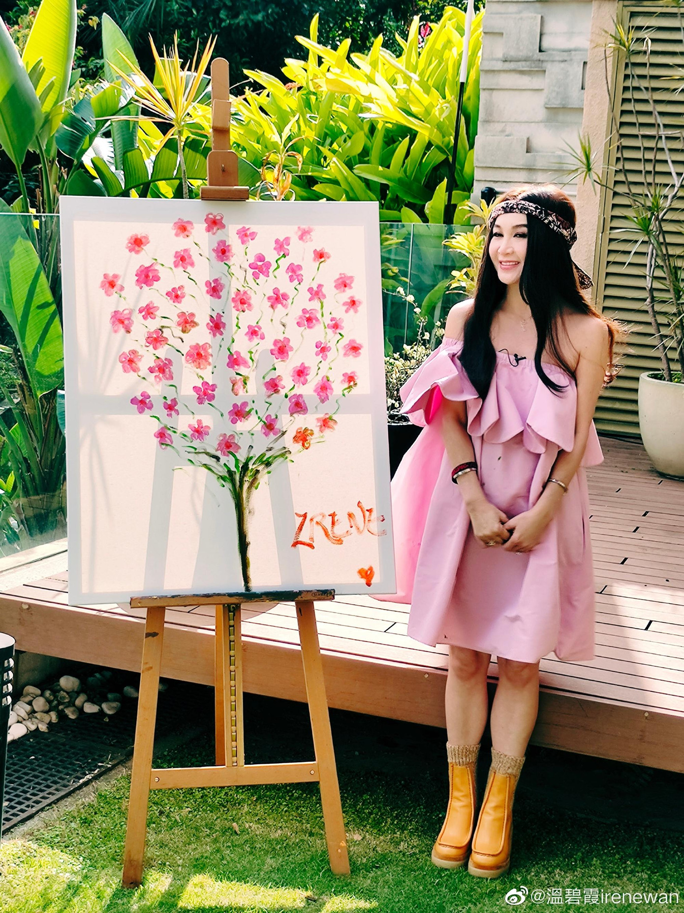 Ngoài chăm chút vẻ ngoài, Ôn Bích Hà cũng chú tâm nuôi dưỡng tâm hồn. Gần đây, người đẹp &quot;Đát Kỷ - Trụ Vương&quot; tìm thấy niềm yêu thích đối với bộ môn vẽ tranh.