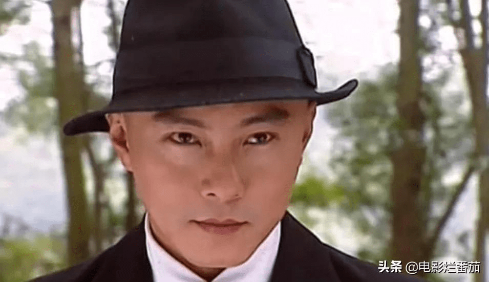 Ánh nhìn của Trương Vệ Kiện và sao nam bị bắt giống nhau.