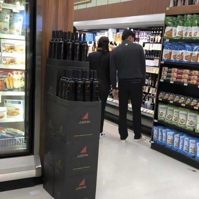 Hyun Bin và Son Ye Jin bị bắt gặp đi mua sắm ở Mỹ. Hyun Bin và Son Ye Jin bị bắt gặp đi mua sắm ở Mỹ.