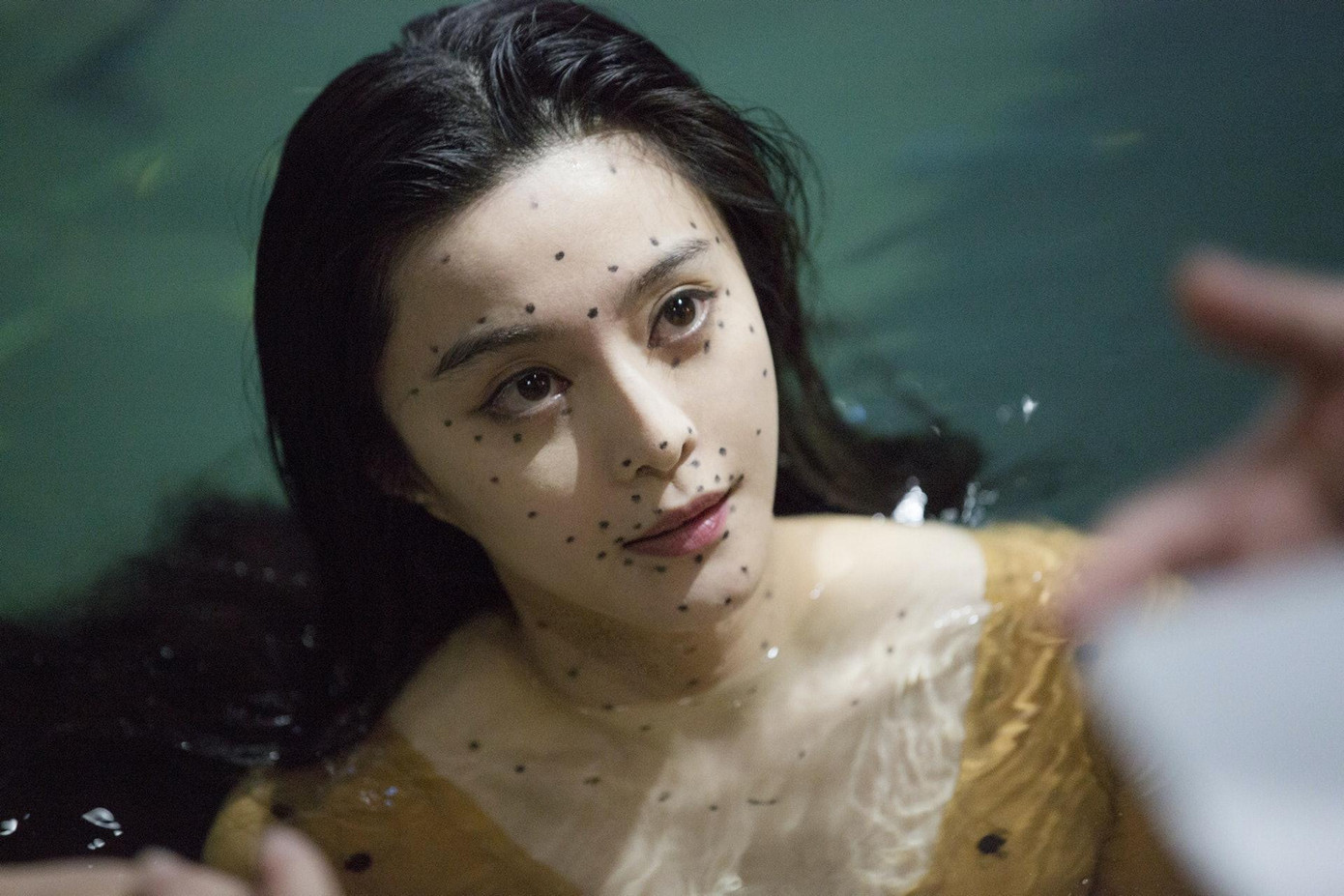 Phạm Băng Băng vào vai nàng tiên cá trong "The King's Daughter". Phạm Băng Băng vào vai nàng tiên cá trong "The King's Daughter".