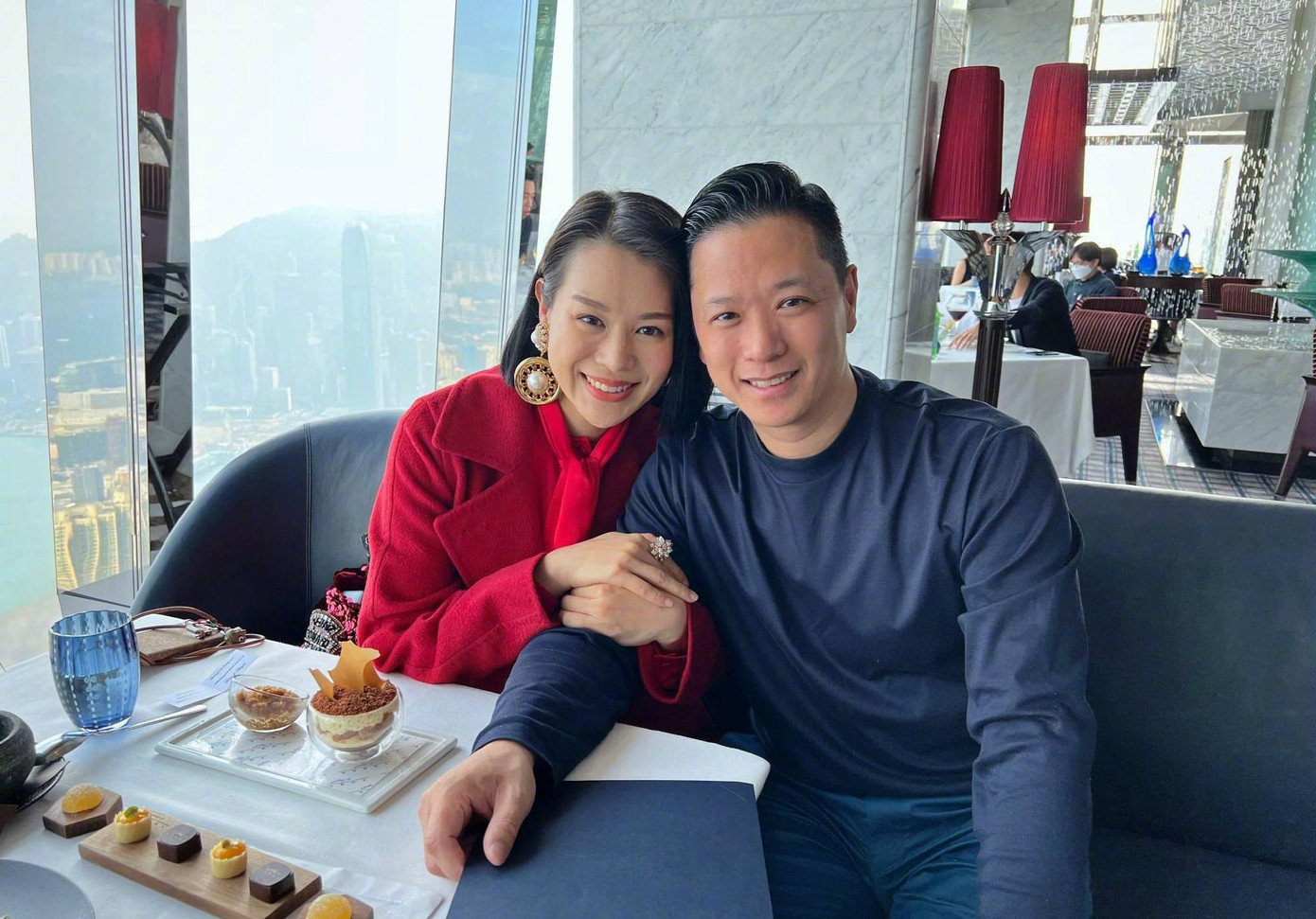 Hồ Hạnh Nhi đăng ảnh đi ăn cùng chồng, doanh nhân Philip Lee. "Đã lâu không hẹn hò, tôi và anh ấy quay trở lại nơi lần đầu tiên chúng tôi hẹn hò và kết hôn. Thực sự có rất nhiều kỷ niệm đẹp", cô chia sẻ. Hồ Hạnh Nhi đăng ảnh đi ăn cùng chồng, doanh nhân Philip Lee. "Đã lâu không hẹn hò, tôi và anh ấy quay trở lại nơi lần đầu tiên chúng tôi hẹn hò và kết hôn. Thực sự có rất nhiều kỷ niệm đẹp", cô chia sẻ.