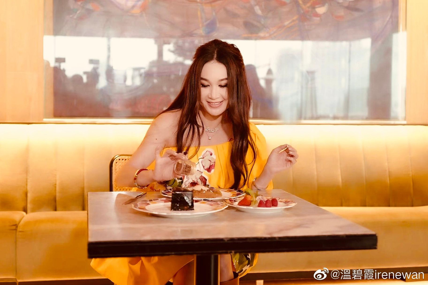 Từ lâu, Ôn Bích Hà nổi danh là mỹ nhân &quot;không tuổi&quot; của làng giải trí Hoa ngữ. So với thời kỳ đỉnh cao sự nghiệp vào thập niên 80, 90, cô dường như không hề thay đổi.