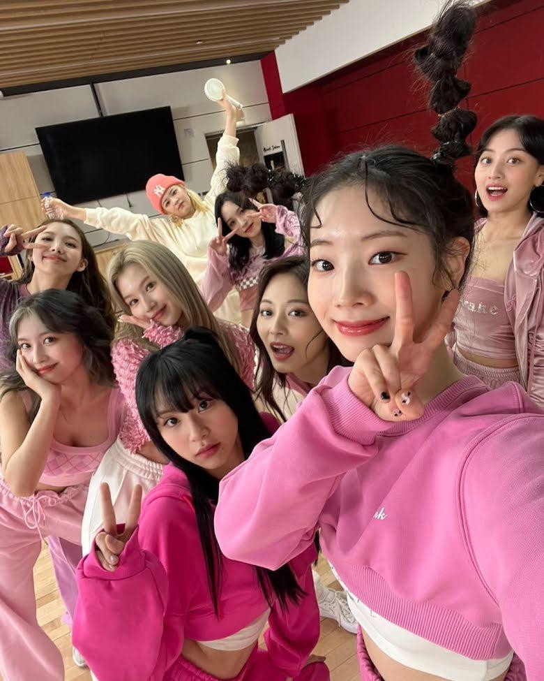 6. Twice: Từ khi thành lập vào năm 2015 đến nay, 9 cô gái nhà JYP được yêu mến với hình tượng ngọt ngào, nữ tính. 6. Twice: Từ khi thành lập vào năm 2015 đến nay, 9 cô gái nhà JYP được yêu mến với hình tượng ngọt ngào, nữ tính.