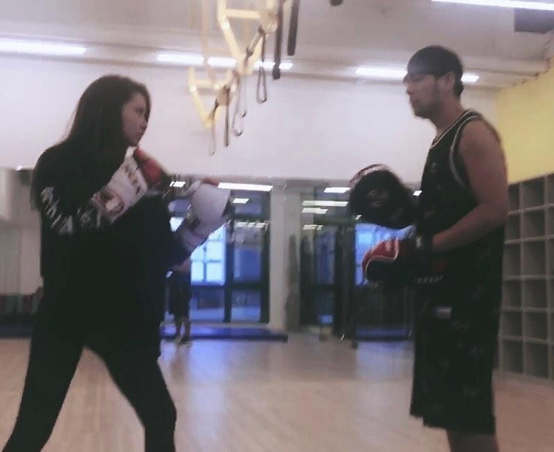 Người mẫu Côn Lăng đăng ảnh tập đấm bốc với ông xã Châu Kiệt Luân dù đang mang bầu lần ba. Ở phần chú thích, cô gọi nam ca sĩ là “bạn đời” và chúc anh Lễ Tình nhân vui vẻ. Người mẫu Côn Lăng đăng ảnh tập đấm bốc với ông xã Châu Kiệt Luân dù đang mang bầu lần ba. Ở phần chú thích, cô gọi nam ca sĩ là “bạn đời” và chúc anh Lễ Tình nhân vui vẻ.