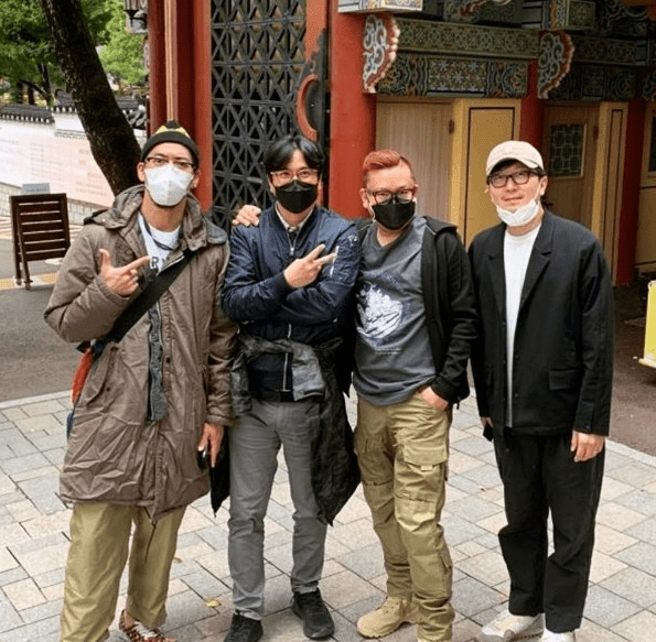 Kim Tae Yong đi chùa cùng bạn bè vào cuối năm ngoái.