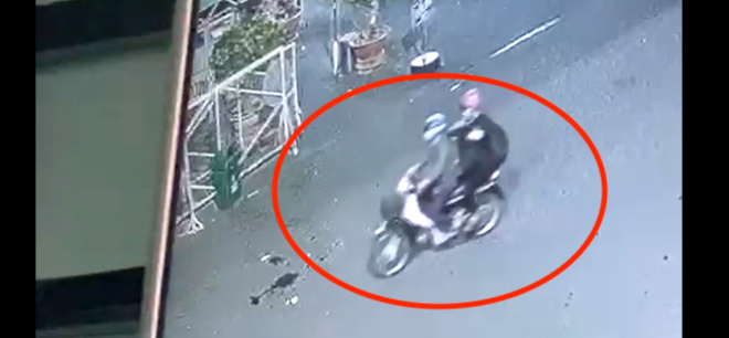 Một người đàn ông chạy xe máy Honda Dream, được cho là đã chở Nghĩa từ cổng số 5 của bến xe trên Quốc lộ 13. Một người đàn ông chạy xe máy Honda Dream, được cho là đã chở Nghĩa từ cổng số 5 của bến xe trên Quốc lộ 13.