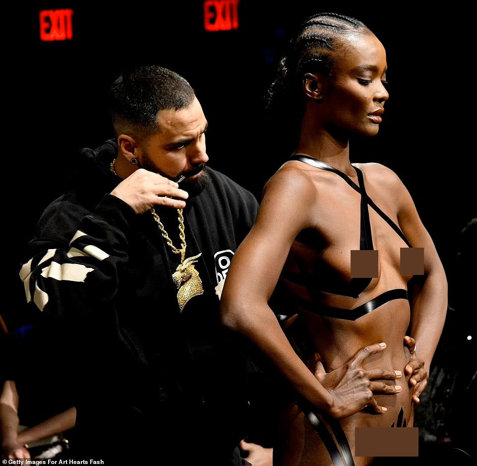 Nhà thiết kế tạo hình "trang phục" trên cơ thể người mẫu ngay trên sàn catwalk. Nhà thiết kế tạo hình "trang phục" trên cơ thể người mẫu ngay trên sàn catwalk.