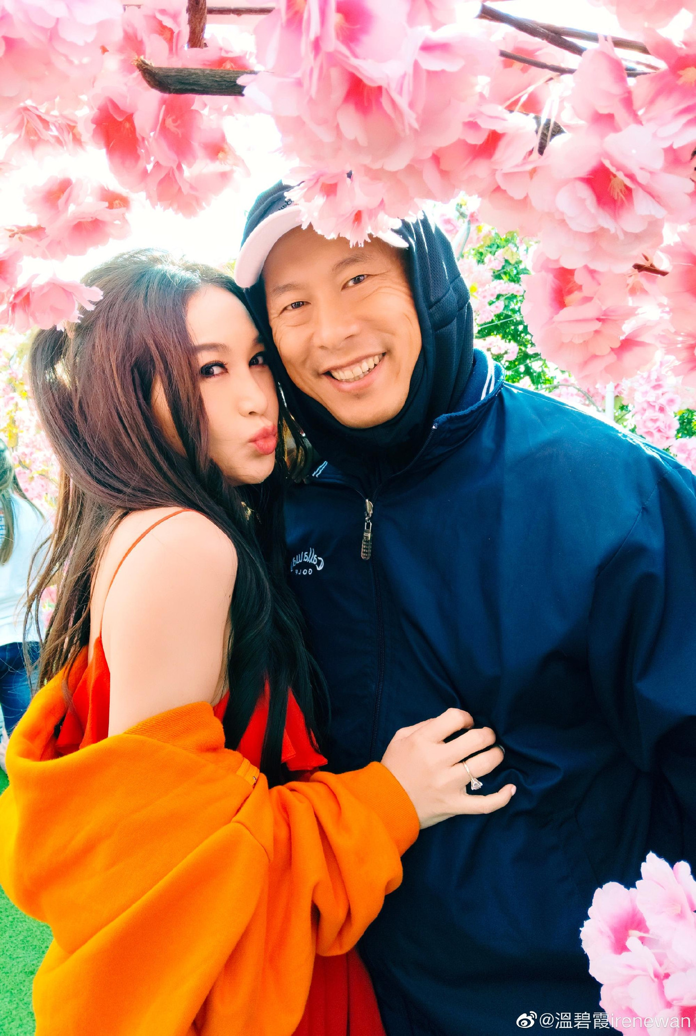 Trong dịp Tết Nguyên đán Nhâm Dần vừa qua, Ôn Bích Hà đăng loạt ảnh đi du xuân cùng chồng và con trai ngày đầu năm mới. Chồng cô là đại gia Hà Tổ Quang. Hai người kết hôn năm 2000 và đến nay vẫn rất ngọt ngào.