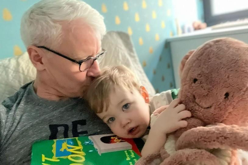 Đối với nhà báo/MC Anderson Cooper tuyệt vời nhất là được ôm ấp con trai Wyatt trong vòng tay. Đối với nhà báo/MC Anderson Cooper tuyệt vời nhất là được ôm ấp con trai Wyatt trong vòng tay.