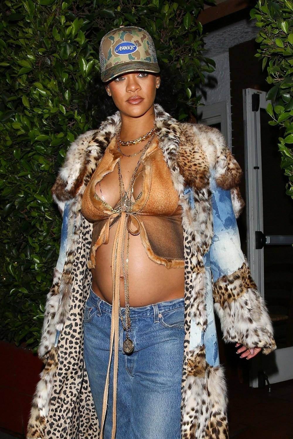 "Nữ ca sĩ giàu nhất thế giới" Rihanna đi ăn tối trong phong cách Cái Bang, khoe bụng bầu trước ống kính truyền thông. "Nữ ca sĩ giàu nhất thế giới" Rihanna đi ăn tối trong phong cách Cái Bang, khoe bụng bầu trước ống kính truyền thông.