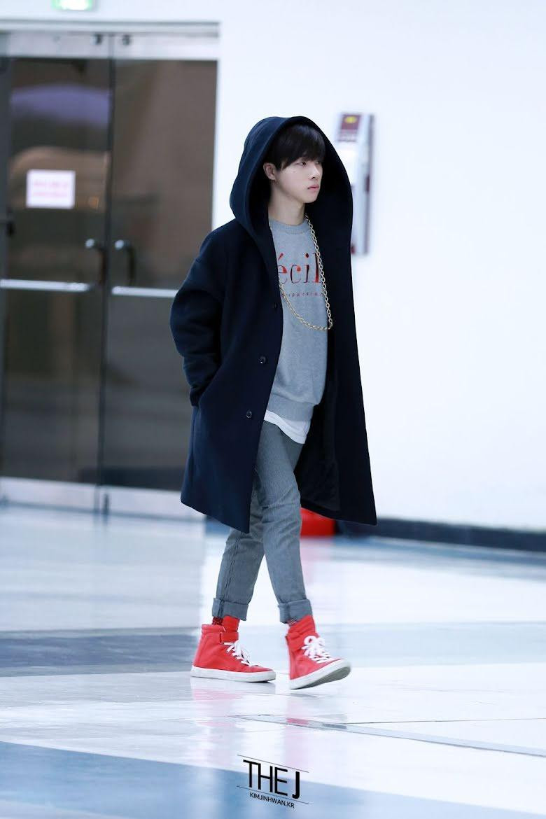 Jinhwan trông nhỏ bé so với tiêu chuẩn thông thường của các nam idol. Jinhwan trông nhỏ bé so với tiêu chuẩn thông thường của các nam idol.