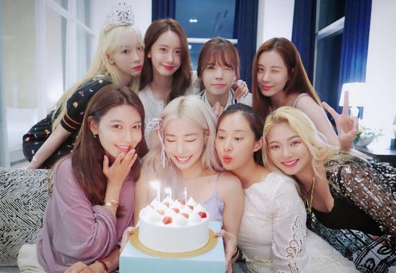 9. Girls’ Generation (SNSD): Kể từ khi thành viên Jessica rời nhóm vào năm 2014, thời kỳ hoàng kim của SNSD dần mất đi. Trước đó, họ được biết đến với danh xưng "nhóm nhạc quốc dân". 9. Girls’ Generation (SNSD): Kể từ khi thành viên Jessica rời nhóm vào năm 2014, thời kỳ hoàng kim của SNSD dần mất đi. Trước đó, họ được biết đến với danh xưng "nhóm nhạc quốc dân".