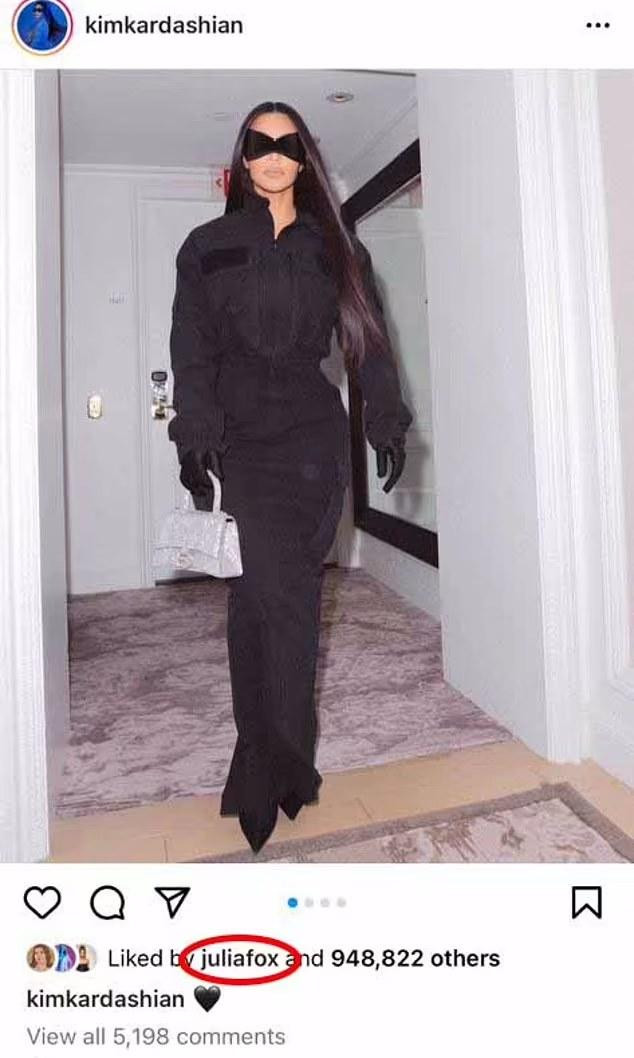 Julia thích bài đăng của Kim sau khi xóa hết ảnh về Kanye West. Julia thích bài đăng của Kim sau khi xóa hết ảnh về Kanye West.