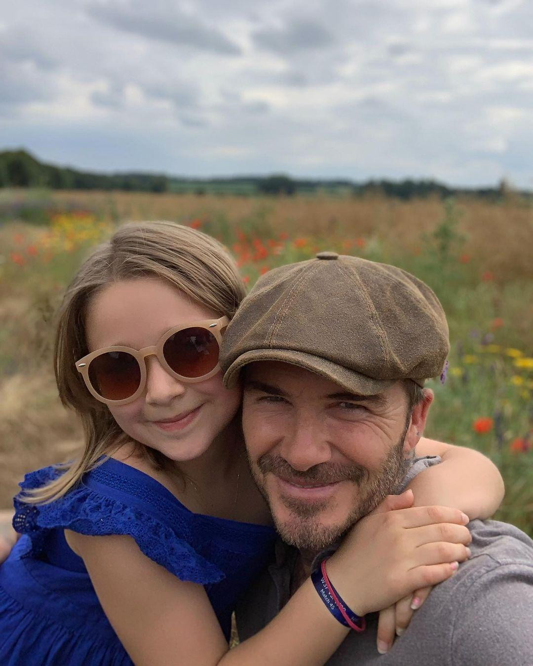 David Beckham chia sẻ ảnh thời trẻ chụp cùng vợ Victoria và ảnh ôm con gái út, kèm lời chúc ngọt ngào: “Valentine hạnh phúc đến những cô gái của tôi. Hai phụ nữ xinh đẹp và mạnh mẽ. Harper hãy nhớ bố sẽ luôn luôn là người yêu của con. Yêu em Victoria Beckham”.