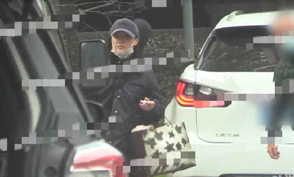 Châu Tấn để mặt mộc, trông vui vẻ, thoải mái.