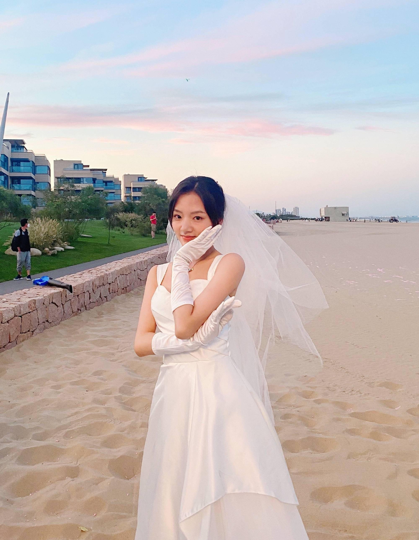 Mỹ nhân có 37 cảnh hôn với Tiêu Chiến trong “Ngọc cốt dao”, Nhậm Mẫn, hoá cô dâu bé xinh tạo dáng đáng yêu trên bãi biển. Mỹ nhân có 37 cảnh hôn với Tiêu Chiến trong “Ngọc cốt dao”, Nhậm Mẫn, hoá cô dâu bé xinh tạo dáng đáng yêu trên bãi biển.