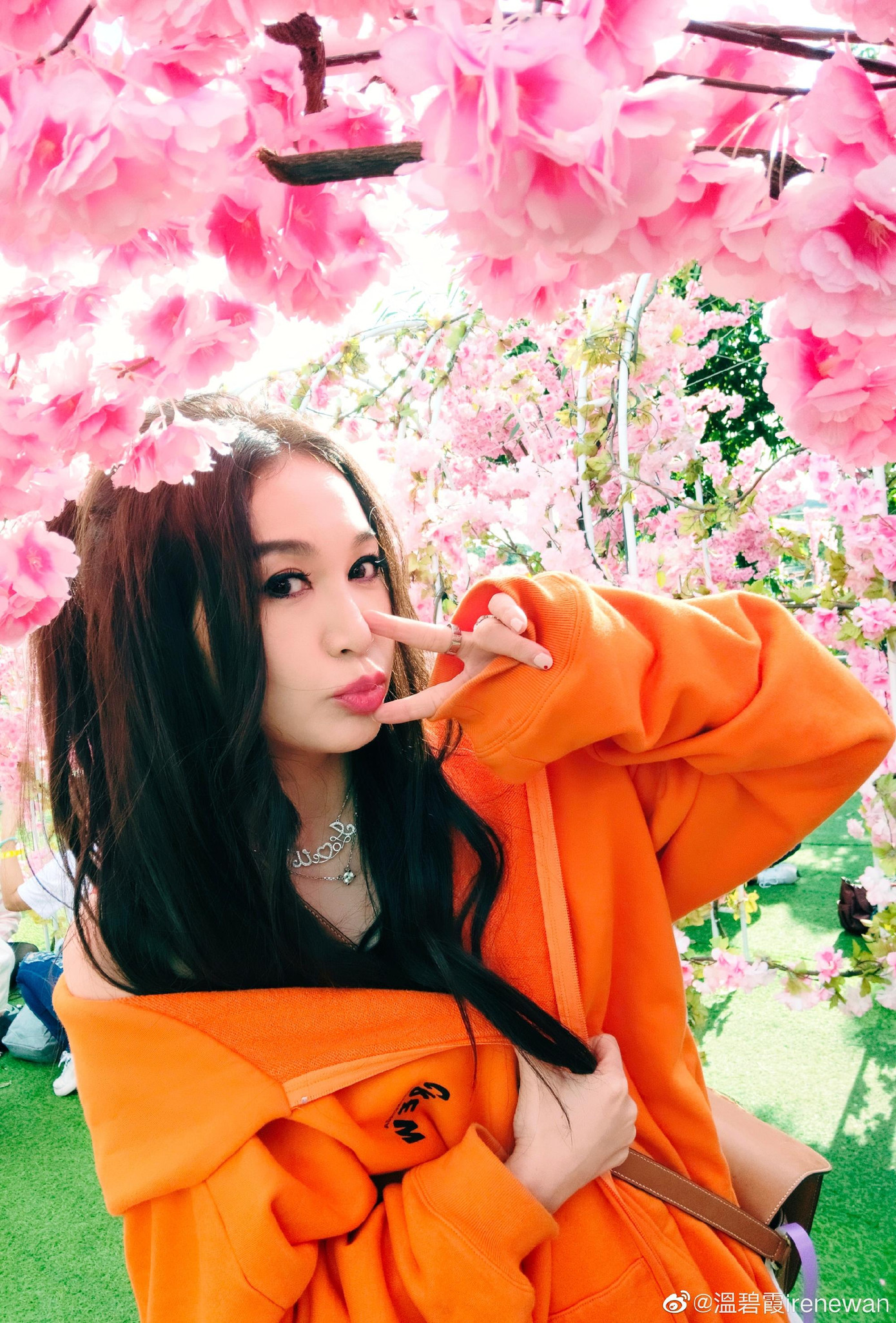 Ôn Bích Hà tạo dáng nhí nhảnh như thiếu nữ tuổi teen.