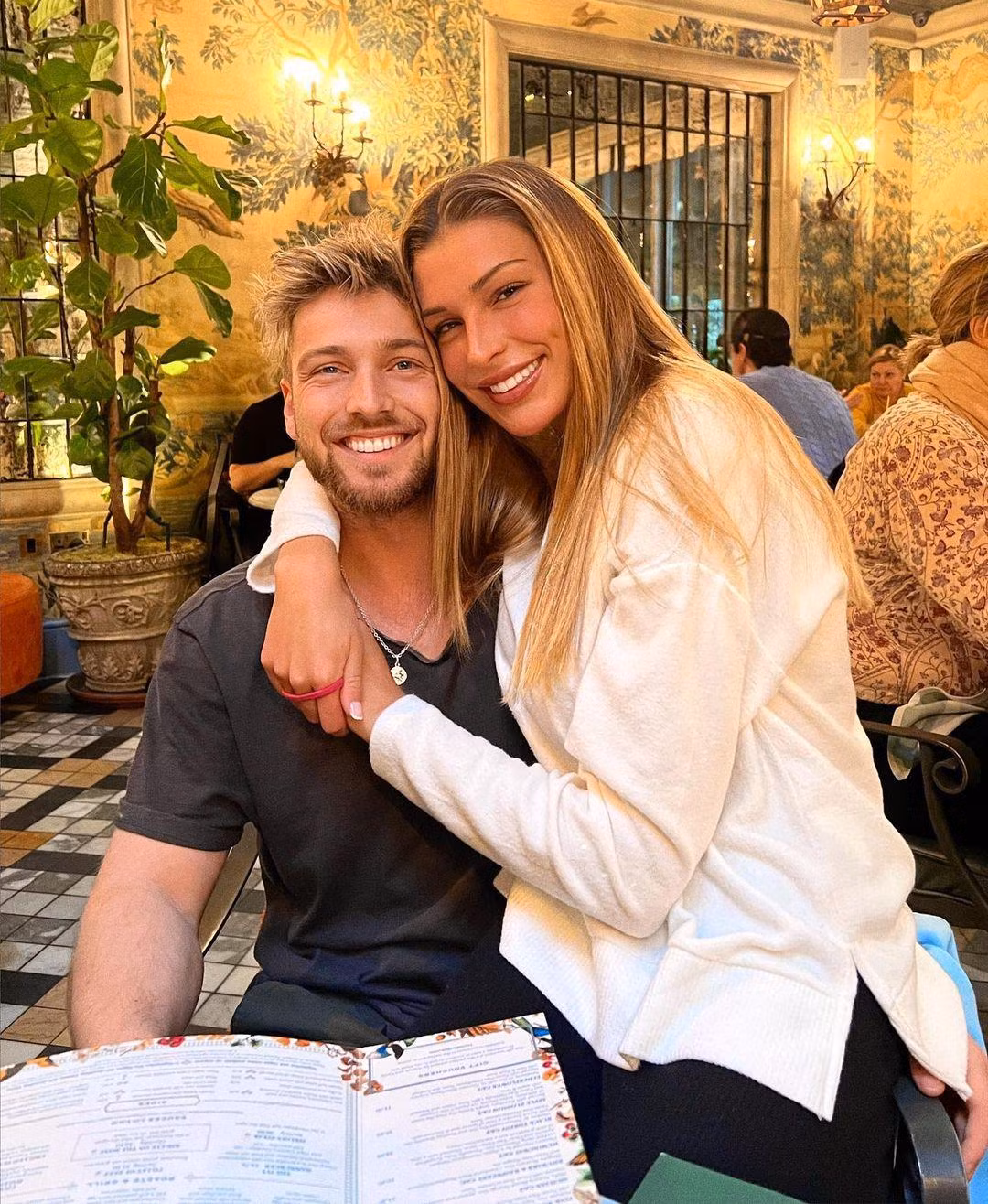 Sao truyền hình Anh Zara McDermott dành những lời ngọt ngào cho bạn trai lâu năm Sam Thompson: “Tôi yêu anh rất nhiều. Anh là người tuyệt vời nhất!”. Sao truyền hình Anh Zara McDermott dành những lời ngọt ngào cho bạn trai lâu năm Sam Thompson: “Tôi yêu anh rất nhiều. Anh là người tuyệt vời nhất!”.