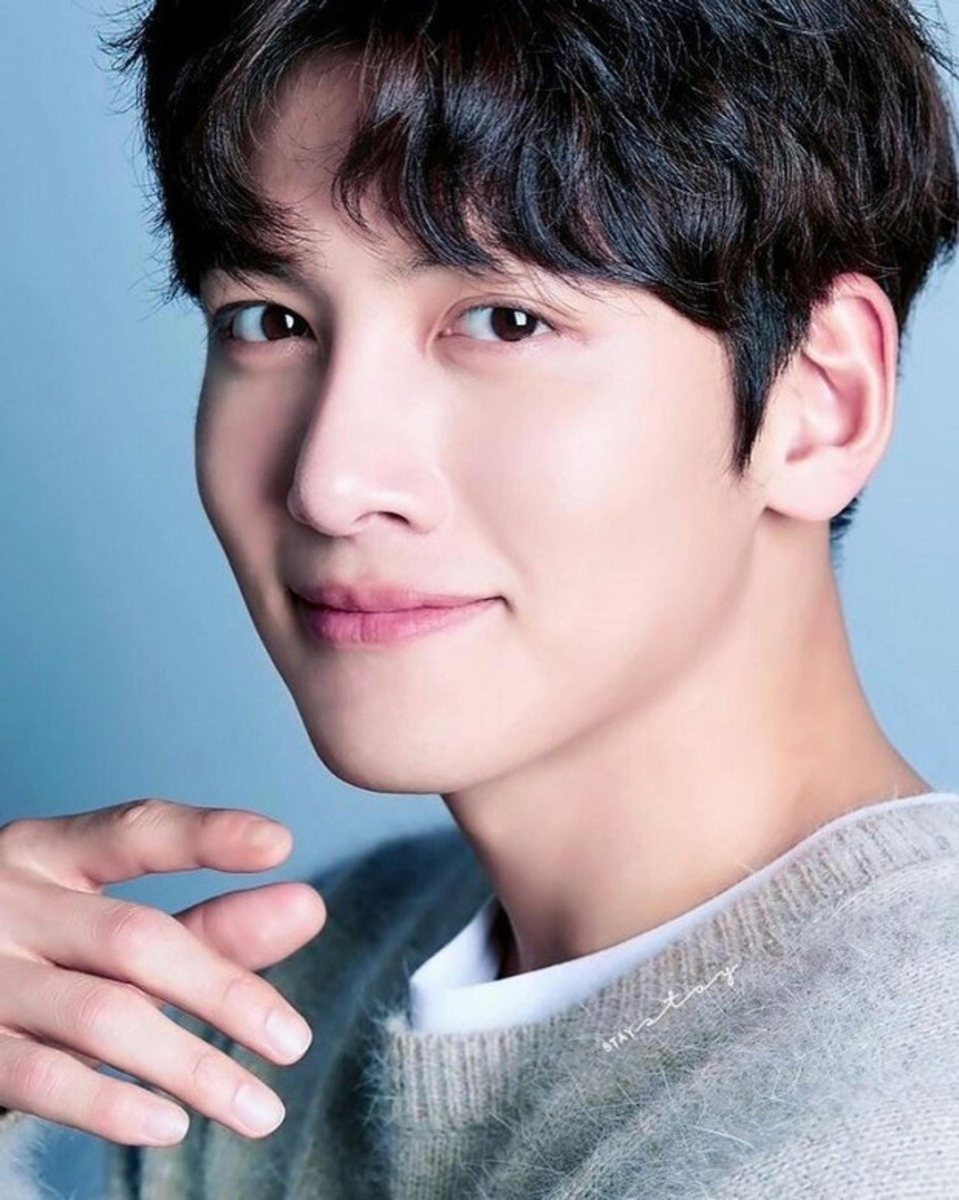 13. Ji Chang Wook: Nam diễn viên sinh năm 1987 nổi tiếng nhờ những vai diễn hành động như "Healer", "K2"... Những năm gần đây, anh cũng hoạt động tích cực ở mảng nhạc kịch. 13. Ji Chang Wook: Nam diễn viên sinh năm 1987 nổi tiếng nhờ những vai diễn hành động như "Healer", "K2"... Những năm gần đây, anh cũng hoạt động tích cực ở mảng nhạc kịch.