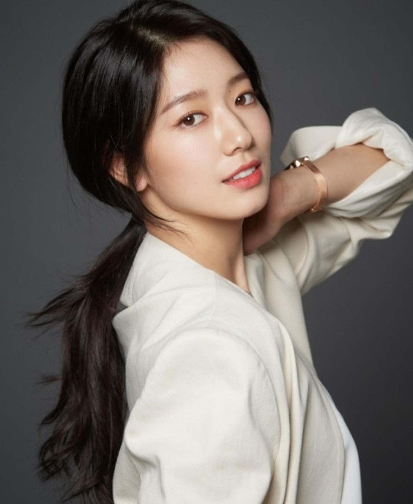 15. Park Shin Hye: Cô dâu mới của K-biz xuất thân từ sao nhí, bắt đầu đóng phim từ năm 13 tuổi trong "Nấc thang lên thiên đường" (2003). Sau này, người đẹp 31 tuổi luôn được giao các vai chính trong "Cô nàng đẹp trai", "Người thừa kế", "Pinocchio", "Chuyện tình bác sĩ", "Ký ức Alhambra", "Alive: Tôi còn sống" và "Sisyphus: The Myth"... 15. Park Shin Hye: Cô dâu mới của K-biz xuất thân từ sao nhí, bắt đầu đóng phim từ năm 13 tuổi trong "Nấc thang lên thiên đường" (2003). Sau này, người đẹp 31 tuổi luôn được giao các vai chính trong "Cô nàng đẹp trai", "Người thừa kế", "Pinocchio", "Chuyện tình bác sĩ", "Ký ức Alhambra", "Alive: Tôi còn sống" và "Sisyphus: The Myth"...