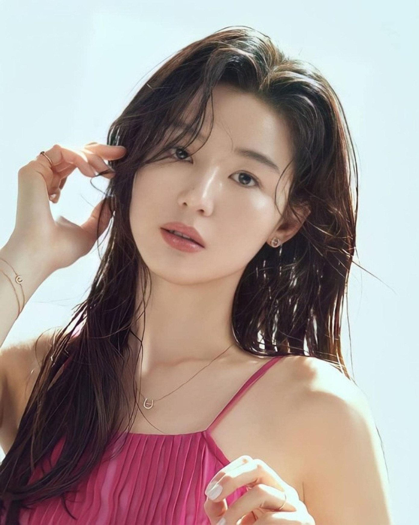 7. Jun Ji Hyun: Năm 2021, "mợ chảnh" tái xuất màn ảnh với bộ phim "Bí ẩn núi Jiri". Dù rating không khả quan nhưng điều đó không ảnh hưởng đến danh tiếng của Jun Ji Hyun. Cô đặc biệt được yêu thích ở Trung Quốc. 7. Jun Ji Hyun: Năm 2021, "mợ chảnh" tái xuất màn ảnh với bộ phim "Bí ẩn núi Jiri". Dù rating không khả quan nhưng điều đó không ảnh hưởng đến danh tiếng của Jun Ji Hyun. Cô đặc biệt được yêu thích ở Trung Quốc.